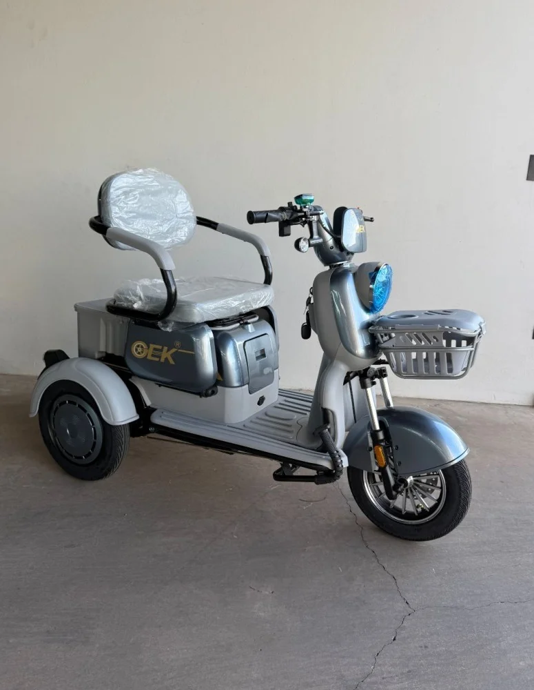 OEK  TRICICLO MM3 é uma scooter elétrica autopropelida de 1.000W