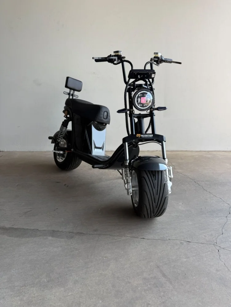 ANGIE X13 é um autopropelido com motor elétrico de 1000W, velocidade máxima de 32 km/h .