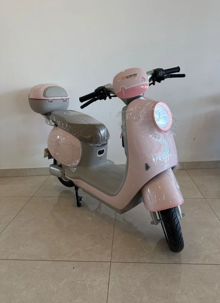 ANGIE A Scooter Elétrica AG T5 é um modelo autopropelido com estilo retrô, motor de 1000W e autonomia entre 60 km e 70 km por carga